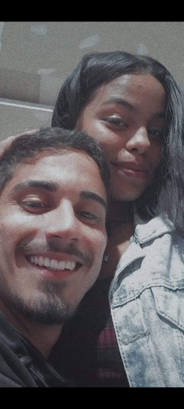 Sindy e Miltin abraçados em uma viagem