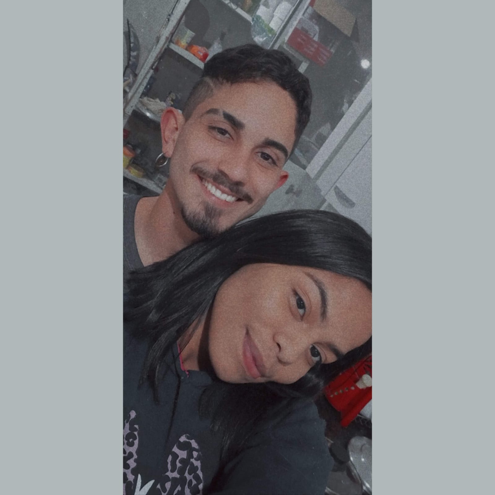 Casal sorrindo durante um jantar romântico